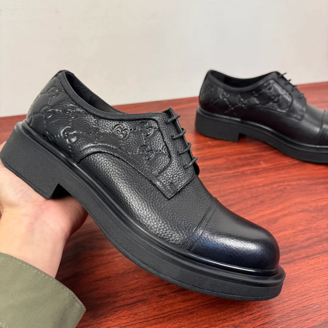 Batch 780 Gucci/Gucci new men's lace-up shoes with GG details, matte cow leather derby shoes! The design of this men's lace-up shoe is rooted in the brand's heritage. Crafted from premium waxed cow leather, it is embellished with GG printed embossed suede leather details, a nod to Gucci's iconic monogram. The rubber sole decorated with GG pattern adds a touch of modern fashion to this design. Typical three-joint style design. European and American classic version, full calfskin lining. The overall upper texture is soft and the lining is comfortable and breathable. 2CM thickened soft rubber sole, easy to control. Versatile and stylish upper foot, multiple colors available to meet different matching needs, complete package! Size: 39-40-41-42-43-44 leather shoe size (can be customized to 38.45.46) Item number: 7826Z cowhide pebbled pattern